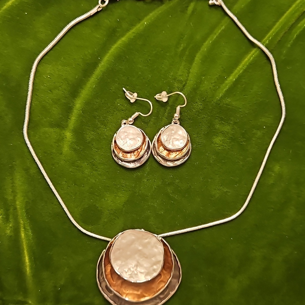 Multi-Tone Hammered Disc 15+2" Necklace and Earring Set Silver Gray & Gold - Picture 4 of 4